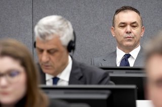 Le procès pour crimes de guerre de l'ex-président du Kosovo Hashim Thaçi s'est ouvert lundi à La Haye.